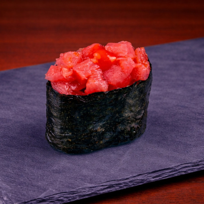Spicy gunkan with tuna